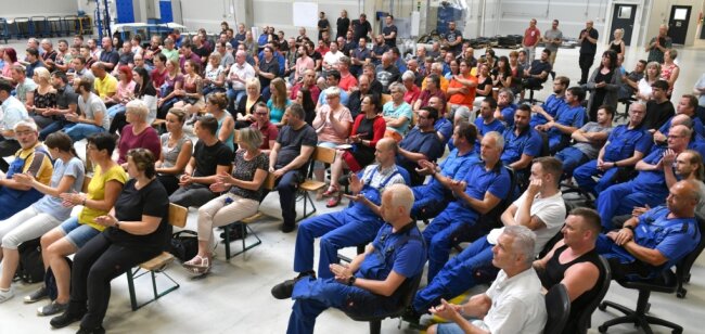 Rund 200 Mitarbeiter hatten sich am Montagnachmittag zur Betriebsversammlung bei der Saxonia Edelmetalle GmbH an der Erzstraße in Halsbrücke versammelt. 