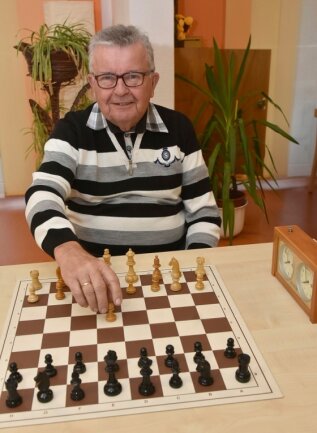 Der 83-jährige Heinz Zöphel aus Adorf spielt seit seiner Jugendzeit Schach. 1954 trat er der BSG Fortschritt bei, die 1990 als VfB Adorf neu gegründet wurde.