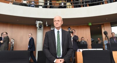Geheimdienstchef im Zeugenstand - Musste sich einige Fragen gefallen lassen: BND-Chef Gerhard Schindler gestern vor dem NSA-Untersuchungsausschuss des Bundestages.