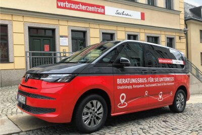 Geheimniskrämerei um Beratungsbus: Sachsens Verbraucherzentrale testet mobile Beratungsstelle im Vogtland - Der Beratungsbus vor der Verbraucherberatungsstelle in Auerbach. Deren Mitarbeiterinnen sind damit in der Region unterwegs.