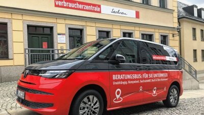 Geheimniskrämerei um Beratungsbus - Der Beratungsbus vor der Verbraucherberatungsstelle in Auerbach. Deren Mitarbeiterinnen sind damit in der Region unterwegs. 