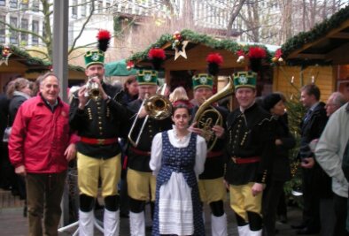 Geheimtipp in Brüssel:Weihnacht im Sachsenland - 
              <p class="artikelinhalt">An allen vier Tagen, einschließlich des Festakts zur Eröffnung, haben Mitglieder des Erzgebirgsensembles Aue für die Gäste des kleinen Markts in Brüssel erzgebirgische Weisen gesungen und musiziert.</p>
            