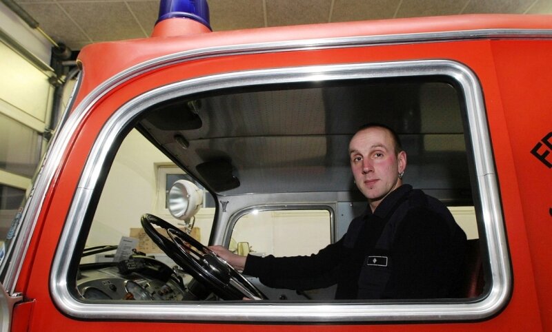 Gehen den Feuerwehren die Fahrer aus? - 
              <p class="artikelinhalt">Thomas Langhof, Chef der Feuerwehr Silberstraße, ist einer von drei Anwärtern seiner Truppe auf einen Lkw-Führerschein. Das neue LF 10, das 2009 kommt, erfordert laut EU-Norm Führerschein-Klasse C. </p>
            