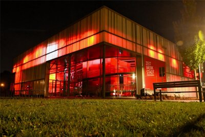 Gehen für die Kultur in Frankenberg bald die Lichter aus? - Der Blick auf das Museum Zeitwerkstadt in Frankenberg am Mittwoch nach der Stadtratssitzung. Noch ist das Licht an, geöffnet ist außer Montag täglich von 10 bis 18 Uhr.