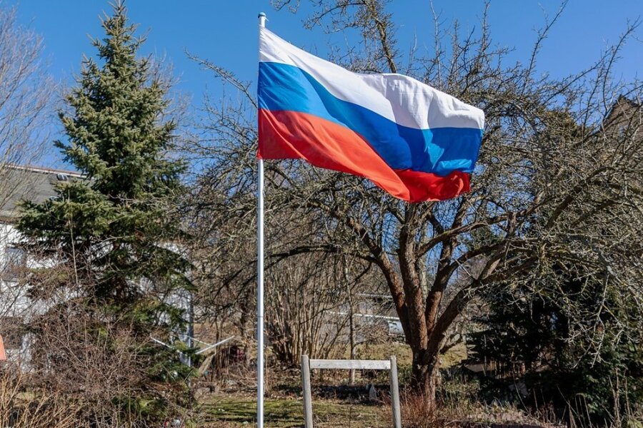 Die Flagge der Russischen Föderation wurde von einem Einwohner in Rotschau gehisst. Der Ortsvorsteher spricht von einer gezielten Provokation. 