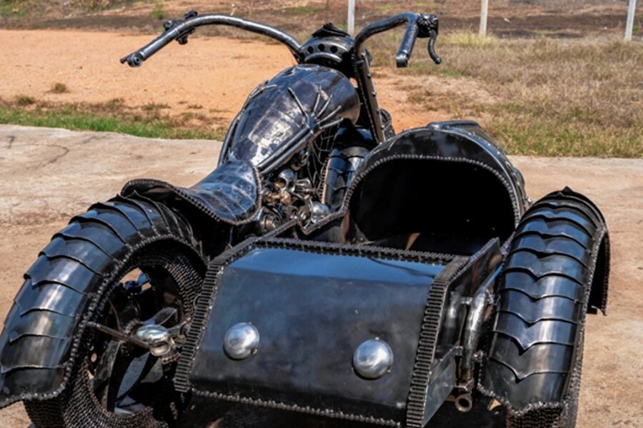 Gehören Bike-Skulpturen im Insektendesign in die Motorradstadt Zschopau? - Eines der beiden Motorräder, die der thailändische Künstlers Chatree in seiner Werkstatt aus Schrott zusammengeschweißt hat und die inzwischen in Zschopau eingetroffen sind. Die Chopper-Motorräder im "Ghost Rider"-Stil sollen Besucher anlocken und zu Selfie-Aufnahmen einladen