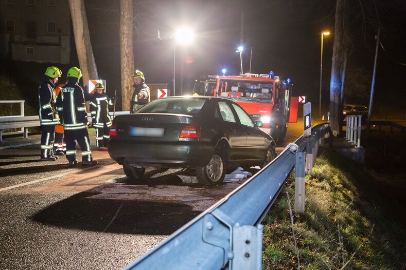 Gehringswalde: Audi-Fahrer von B 101 abgekommen - 