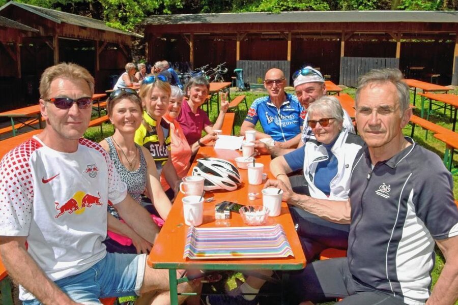 Geht dem Göltzschtalradlertag die Puste aus? - Teilnehmer des 19. Göltzschtalradlertages nutzten nach der Fahrt die Möglichkeit, sich bei einer Tasse Kaffee zu erholen.