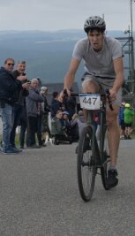 "Geht echt in die Knochen" - Endspurt unter Applaus nach kräftezehrendem Anstieg: Thomas Schoppe aus Lößnitz kam als erster Radfahrer ins Ziel. 