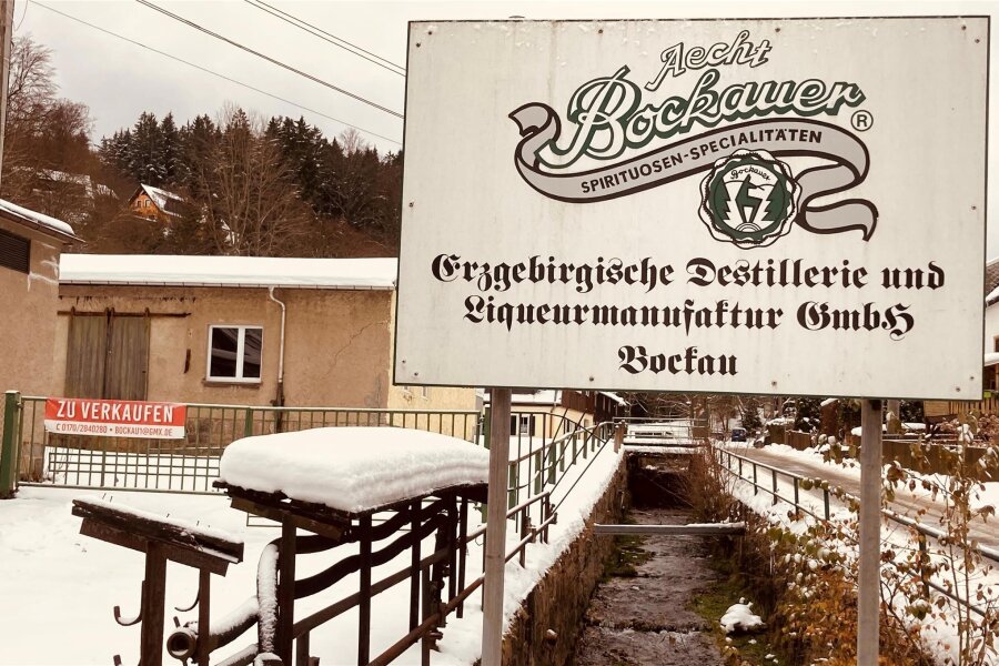 Geht in Bockau die Tradition der Likörherstellung zu Ende? - Die Erzgebirgische Destillerie und Liqueurmanufaktur in Bockau steht zum Verkauf. Davon jedenfalls kündet das Banner am Eingangstor des Geländes.