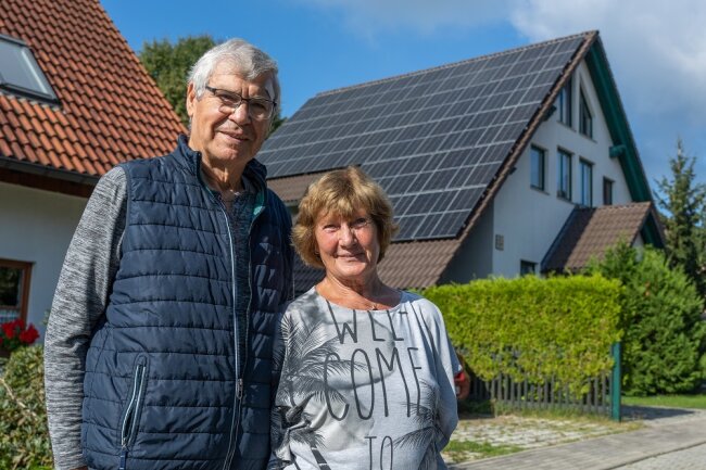 Die Adresse ist Programm: Barbara und Wolfgang Oehlmann leben "An der Sonnentrasse". Die Familie baute sich eine Photovoltaik-Anlage mit Speichern ins Haus, um unabhängiger vom Energiemarkt zu sein.  Fotos: David Rötzschke (2)