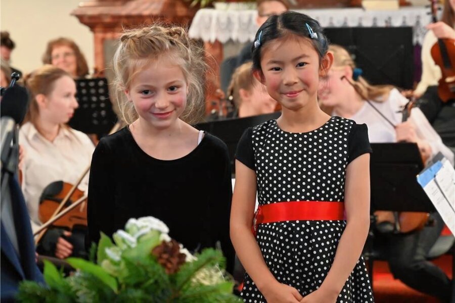 Geigen-Talente der Musikschule gastieren in Kirche Rothenkirchen - Die Geigerinnen Anna Bauer und Rebecca Hao Li sind die jüngsten Interpretinnen zum Sonntagskonzert.