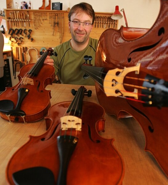 Geigenbauer begeistert Amerika - Haiko Seifert mit seinen Edel-Instrumenten Geige, Bratsche und Cello. Für sein Quartett bekam er jetzt Gold bei einem der renommiertesten Geigenbauwettbewerbe in den USA. 