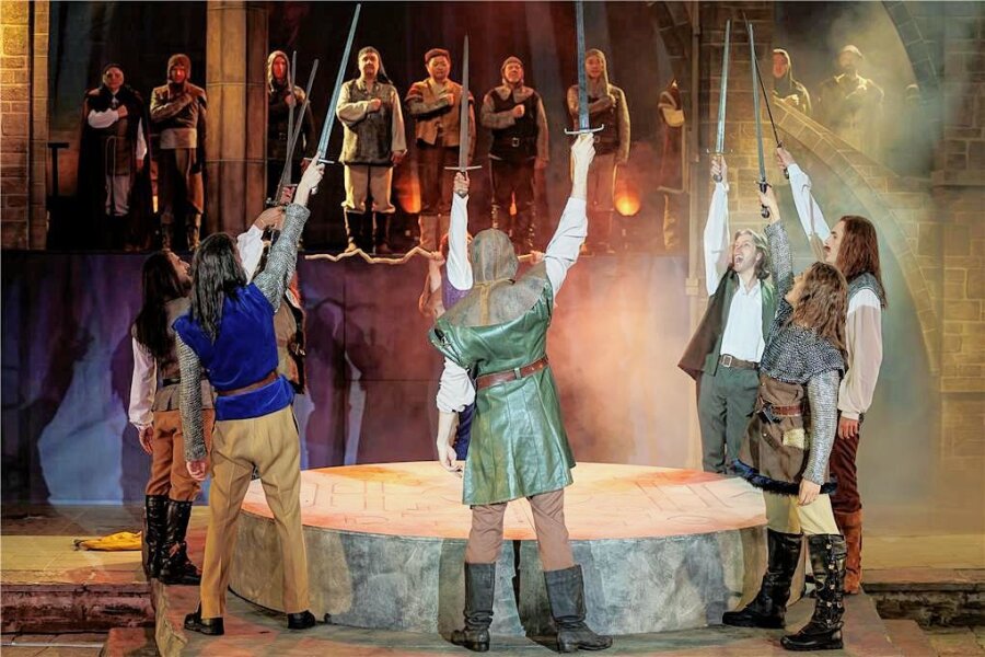 Geiler Sound und großes Drama: Was die Premiere des Musicals Artus Excalibur im Plauener Parktheater verspricht - Die Ritter der Tafelrunde.