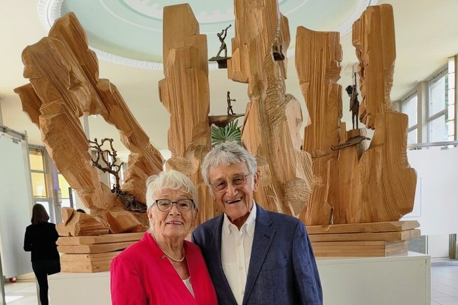 Baldur Geipel und seine Frau Gisela in Bad Elster bei der Eröffnung seiner Ausstellung "Figur ist Raum" in der Kunstwandelhalle.