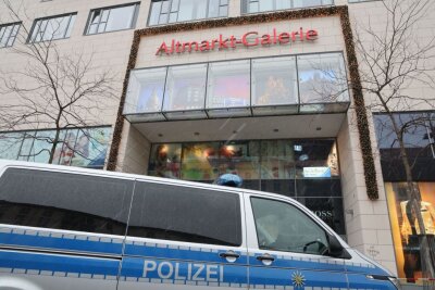 Das Gelände um die Altmarkt Galerie ist durch die Polizei nach einer Geiselnahme abgesperrt.