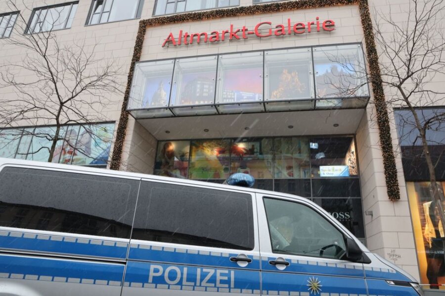 Das Gelände um die Altmarkt Galerie ist durch die Polizei nach einer Geiselnahme abgesperrt.