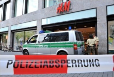 Geiselnehmer sorgt in Leipziger H&M-Filiale für Schrecken - Ein Geiselnehmer hat Leipzig für dreieinhalb Stunden in einen Ausnahmezustand versetzt: Der 41-jährige Mann nahm in einer Filiale der Modekette H&M mehrere Kunden und Angestellte in seine Gewalt. Nach Verhandlungen mit der Polizei gab er auf.