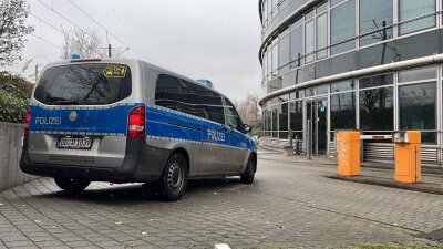 Ein Polizeifahrzeug am Samstag vor dem Sendergebäude von Radio Dresden.