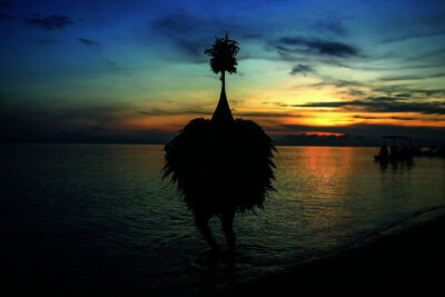 Geister, Hexer und Kannibalen - Matthias Gretzschel - Ein Tumbuan tanzt am Strand von Rabaul. Der Kult um die maskierten Geister wird bis heute von einem Geheimbund gesteuert.