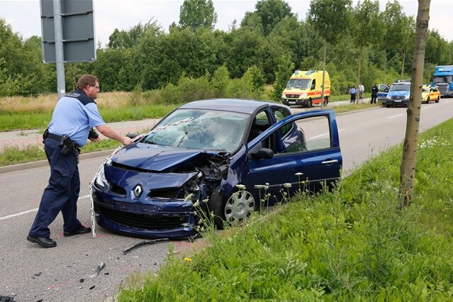 Geisterfahrer verursacht Unfall mit drei Verletzten auf der Neefestraße - Nachdem der Geisterfahrer auf der Neefestraße mit einem Nissan Almera kollidiert war, krachte er gegen diesen Renault.