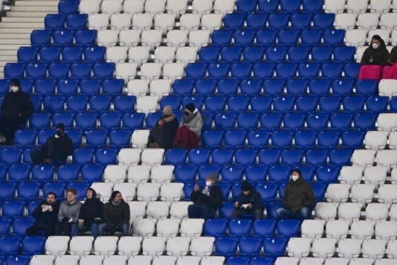 Zu Fußballspielen sind wegen der erneut bedrohlichen Corona-Lage bundesweit nur noch höchstens 15.000 Zuschauer zugelassen. In Sachsen bleibt es vorerst bei Geisterspielen.