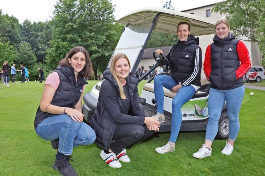 Gekommen, um zu lernen - Ema Hrvatin, Chantal Wick, Nele Kurzke und Anna Frankova (von links) sind die neuen Gesichter beim BSV Sachsen Zwickau, der am Donnerstagabend zur Teampräsentation auf den Golfplatz eingeladen hatte. 