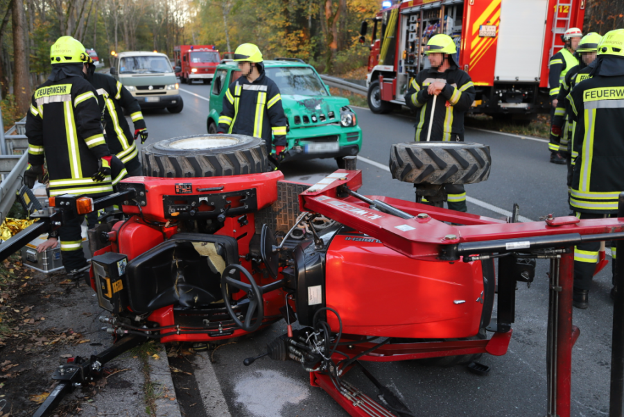 Geländewagen kracht bei Wernesgrün in Kleintraktor: Ein Schwerverletzter, Rettungshubschrauber im Einsatz - 