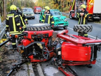 Geländewagen kracht in Kleintraktor - Ein 31-Jähriger kippte mit diesem Traktor um. Zuvor war ein Geländewagen in den Anhänger des Traktors gekracht. 