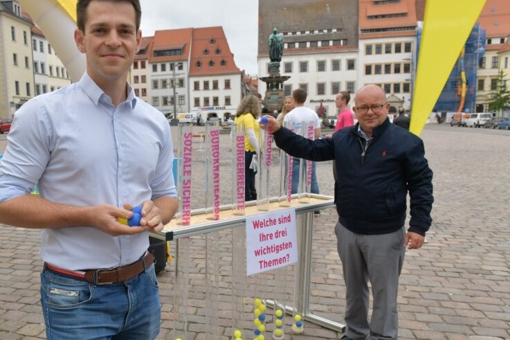 Gelbe Signale am grauen Wahlhimmel - Beim Wahlkampf der FDP auf dem Obermarkt in Freiberg erhielt Direktkandidat Philipp Hartewig (l.) prominente Unterstützung durch den Landesvorsitzenden der Partei, Frank Müller-Rosentritt. 