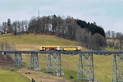 Gelber Bauzug auf Eisenbahnviadukt in Markersbach erregt Aufsehen - Ein gelb-leuchtender Punkt in diesen grauen Novembertagen ist der Bauzug auf dem alten Eisenbahnviadukt in Markersbach. 