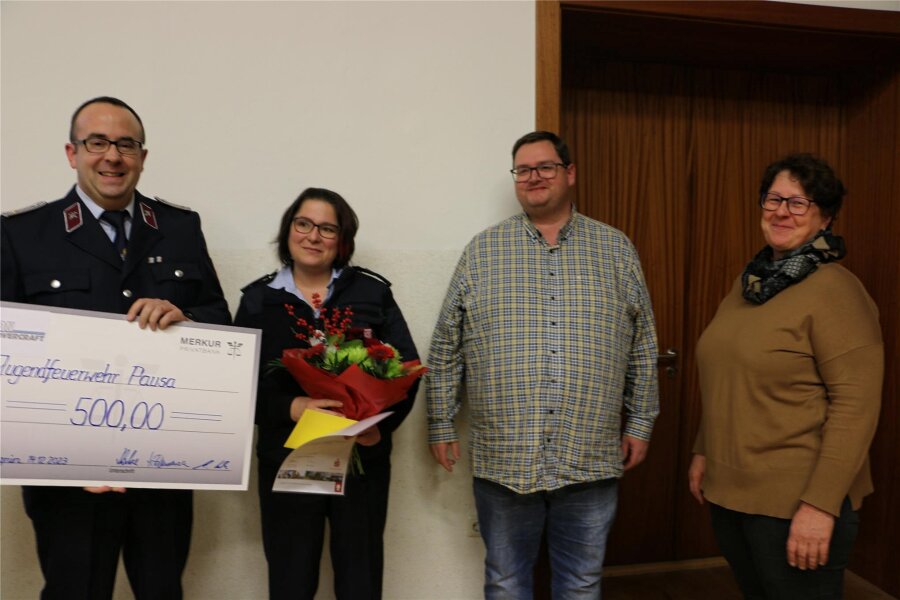 Geld für die Jugendfeuerwehr Pausa-Mühltroff - Tanja und Ralf Weber freuen sich über die Zuwendung von Maik Hocke und Heidi Zimmermann (rechts).