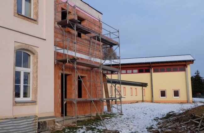 Der Anbau am Soziokulturellen Zentrum in Neuwürschnitz steht im Rohbau, hier befinden sich künftig Lagerräume. Nun kann auch die brandschutztechnische Sanierung des Altbaus fortgesetzt werden. 