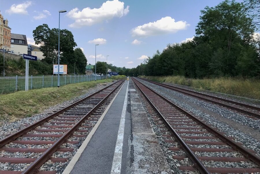 Intakte Gleise und ein Bahnsteig, aber Personenzüge fahren keine: Marienberg und was von seinem Bahnhof übrig blieb. 