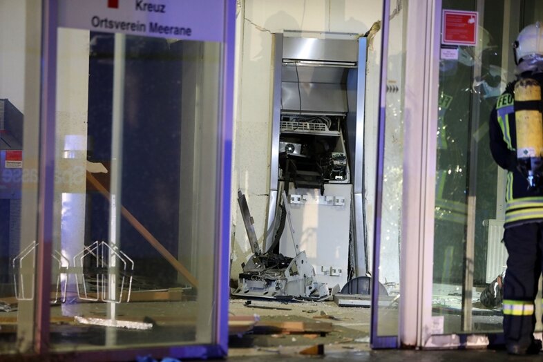 Geldautomat gesprengt: Täter erbeuten Bargeld - Ob die Täter Geld erbeuten konnten, ist noch unklar.