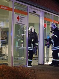 Geldautomat gesprengt: Täter muss 18 Monate ins Gefängnis - Helfer der Feuerwehr gaben nach der Sprengung den Hinweis zur Zündvorrichtung, an der eine DNA-Spur gefunden wurde. 