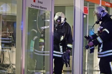 Geldautomat gesprengt: Täter muss 18 Monate ins Gefängnis - Helfer der Feuerwehr gaben nach der Sprengung den Hinweis zur Zündvorrichtung, an der eine DNA-Spur gefunden wurde. 