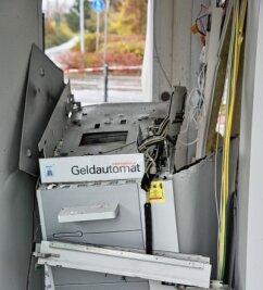 Geldautomat: Heiße Spur nach Holland? - Zerstörter Geldautomat an der Reichenbacher Straße: Die Sparkasse Vogtland spricht von 125.000 Euro Sachschaden. 