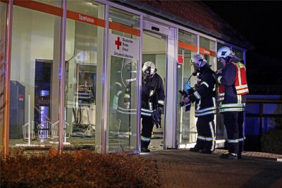 Geldautomat in Meerane gesprengt: Haftstrafe für einen der Täter bleibt gültig - Nach der Sprengung am 22. Dezember 2018 waren Polizei und Feuerwehr in Meerane im Einsatz.
