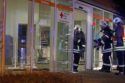 Geldautomat in Meerane gesprengt: Täter muss 18 Monate ins Gefängnis - Helfer der Feuerwehr gaben nach der Sprengung den Hinweis zur Zündvorrichtung, an der eine DNA-Spur gefunden wurde. 