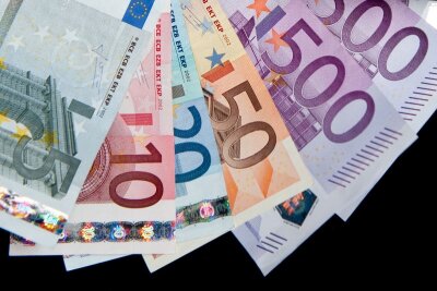 Geldautomat in Treuen geknackt: 70.000 Euro gestohlen - 70.000 Euro Bargeld hat ein unbekannter Täter in Treuen erbeutet. Er hebelte einen Geldautomaten auf. 