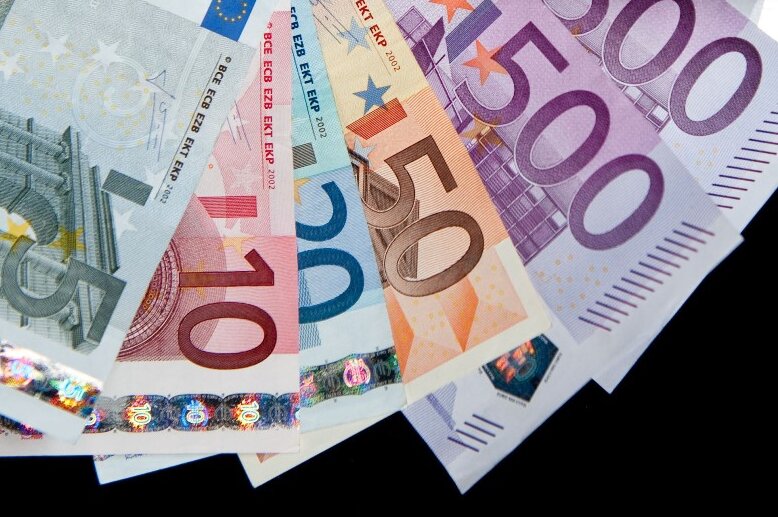 Geldautomat in Treuen geknackt: 70.000 Euro gestohlen - 70.000 Euro Bargeld hat ein unbekannter Täter in Treuen erbeutet. Er hebelte einen Geldautomaten auf. 