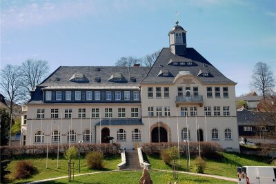 Geldnot: Klingenthal verkauft gesamten kommunalen Wohnungsbestand - Das Klingenthaler Rathaus.