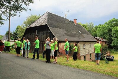 Geldsegen für alte Wassermühle in Mechelgrün - Die (in hellgrün) gekleideten Vereinsmitglieder waren gekommen, um den Gästen bei einem Rundgang die Mühle zu zeigen.