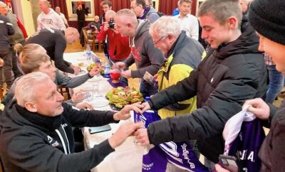 Geldstrafe: FCE-Fans sammeln für Verein - Zahlreiche Fans nutzten beim Stammtisch die Chance auf ein Autogrammvon Veilchencoach Pavel Dotchev. Auch eine Spendenbox machte die Runde.
