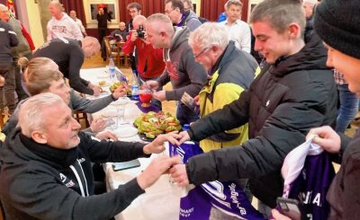 Geldstrafe: FCE-Fans sammeln für Verein - Zahlreiche Fans nutzten beim Stammtisch die Chance auf ein Autogramm von Veilchencoach Pavel Dotchev. Auch eine Spendenbox machte die Runde.