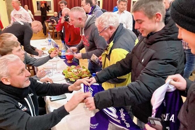 Geldstrafe: FCE-Fans sammeln in Oelsnitz für Verein - Zahlreiche Fans nutzten beim Stammtisch die Chance auf ein Autogramm von Veilchencoach Pavel Dotchev. Auch eine Spendenbox machte die Runde. 
