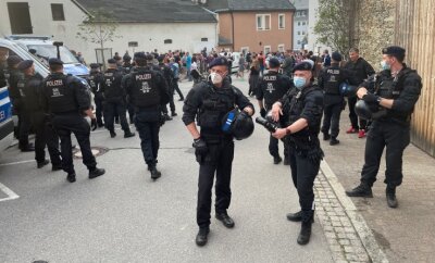 Geldstrafe für Pfefferspray-Attacke auf Polizisten - Zahlreiche Polizisten waren am 10. Mai in Zwönitz im Einsatz. Mehrere von ihnen wurden verletzt. 