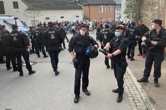 Geldstrafe für Pfefferspray-Attacke auf Polizisten - Zahlreiche Polizisten waren am 10. Mai in Zwönitz im Einsatz. Mehrere von ihnen wurden verletzt. 