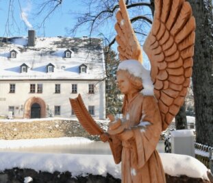 Gelenau setzt 2023 auf Sparsamkeit - Die winterliche Pracht sorgt am Gelenauer Rathaus für ein herrliches Bild, stellt aber zugleich eine Herausforderung im Hinblick auf die Energie dar, wie der qualmende Schornstein vermuten lässt. 